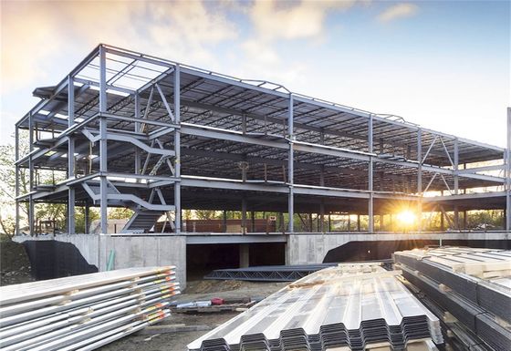 現代の鉄鋼構造物 鉄鋼工業倉庫の建設
