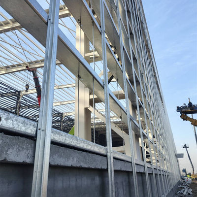 H型鋼材部品を備えた鋼鉄構造工房の建築物