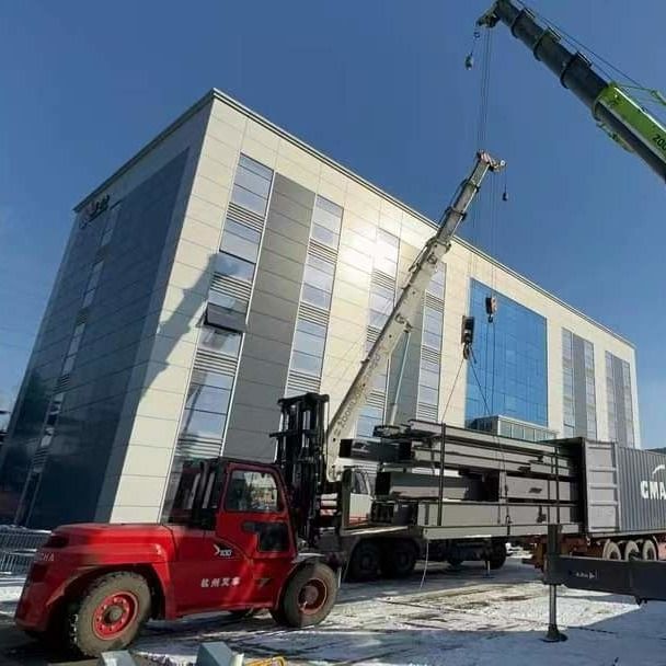 多階建ての鋼鉄構造の 事務所ビル